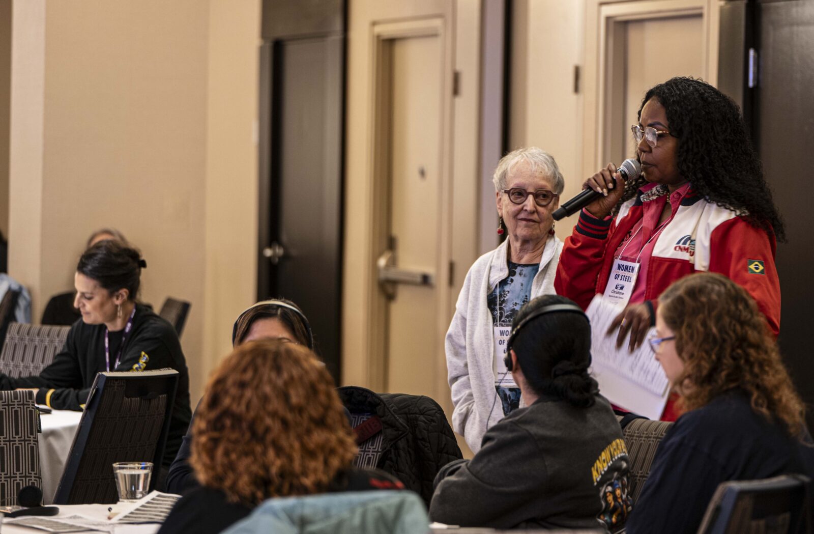 Delegate from CNM-CUT speaks at workshop on international solidarity